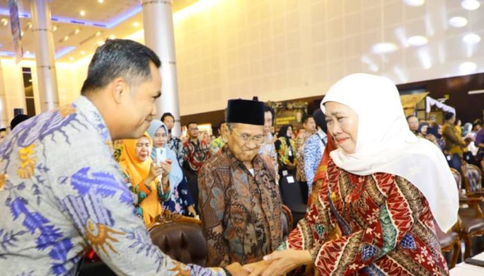 Air Mata Haru Warnai Hari Guru 2025, Gubernur Khofifah Dipertemukan dengan Guru Masa Kecilnya