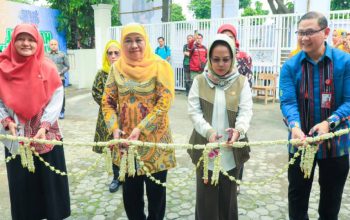 Gubernur Khofifah Terima Penghargaan Hearing Aid East Java atas Komitmen 35 Tahun Layanan Deteksi Dini