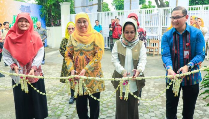 Gubernur Khofifah Terima Penghargaan Hearing Aid East Java atas Komitmen 35 Tahun Layanan Deteksi Dini