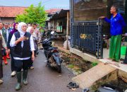 Khofifah Gerak Cepat Atasi Banjir Situbondo, Pemprov Jatim Optimalkan Pengerukan dan Bantuan Warga