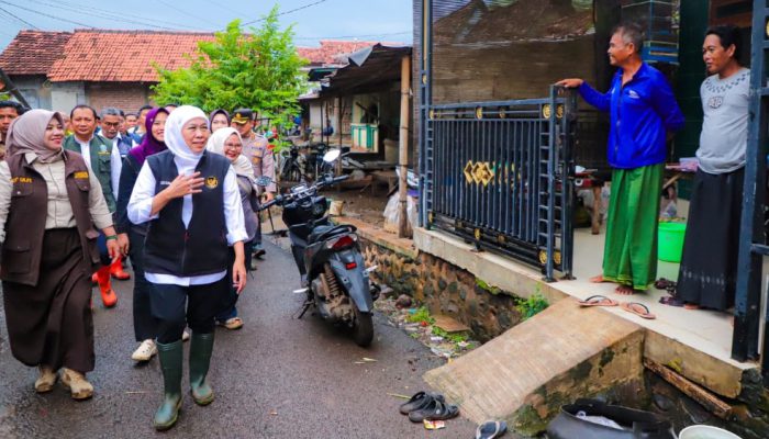 Khofifah Gerak Cepat Atasi Banjir Situbondo, Pemprov Jatim Optimalkan Pengerukan dan Bantuan Warga