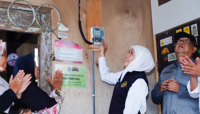 Kejar Elektrifikasi 100 Persen, Gubernur Khofifah Pasang Listrik Gratis untuk 3.400 Rumah Tangga Miskin