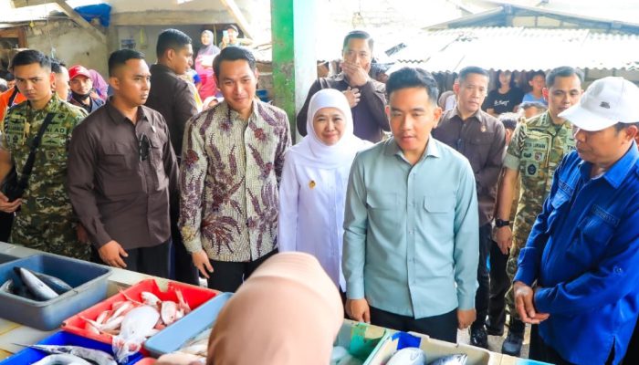 Gubernur Khofifah Dampingi Wapres Gibran Tinjau Pasar Gelondong Gede Tuban, Pastikan Stok Bahan Pokok Aman