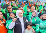 Gubernur Jatim Salurkan BBM dan Sembako untuk 200 Pengemudi Ojol di Sidoarjo