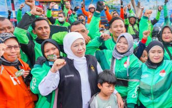 Gubernur Jatim Salurkan BBM dan Sembako untuk 200 Pengemudi Ojol di Sidoarjo