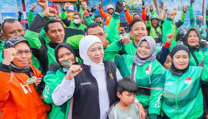 Gubernur Jatim Salurkan BBM dan Sembako untuk 200 Pengemudi Ojol di Sidoarjo