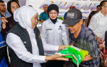 Gubernur Khofifah Siapkan Pasar Murah di Semampir, Warga Antusias Berburu Sembako