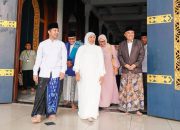 Sapi Kurban Presiden Prabowo Subianto Curi Perhatian Jamaah Saat Khofifah Indar Parawansa dan Emil Elestianto Dardak Salat Id di Masjid Nasional Al-Akbar Surabaya