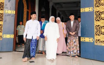 Sapi Kurban Presiden Prabowo Subianto Curi Perhatian Jamaah Saat Khofifah Indar Parawansa dan Emil Elestianto Dardak Salat Id di Masjid Nasional Al-Akbar Surabaya