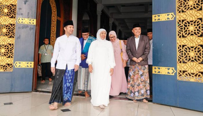 Sapi Kurban Presiden Prabowo Subianto Curi Perhatian Jamaah Saat Khofifah Indar Parawansa dan Emil Elestianto Dardak Salat Id di Masjid Nasional Al-Akbar Surabaya