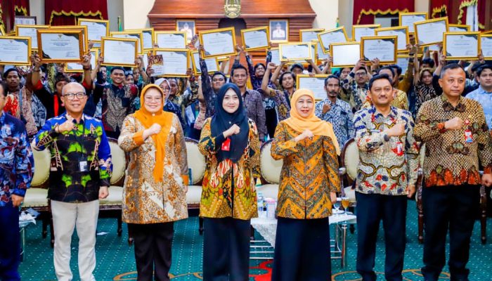 Gubernur     Khofifah Beri Penghargaan Tim Kyai Lodra, Tegaskan Reog Ponorogo Pilar Identitas Budaya Jawa Timur