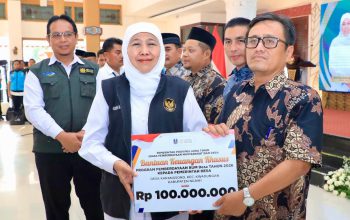 Khofifah Salurkan Bantuan Rp32,16 Miliar untuk Warga Ngawi, Perkuat Perlindungan Sosial dan Ekonomi Desa