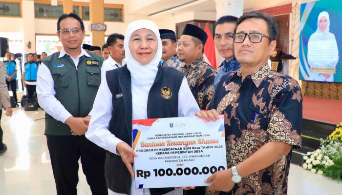 Khofifah Salurkan Bantuan Rp32,16 Miliar untuk Warga Ngawi, Perkuat Perlindungan Sosial dan Ekonomi Desa