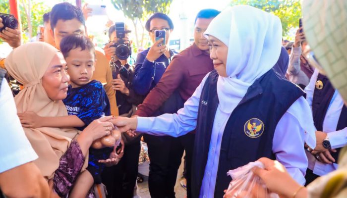 Gubernur Khofifah Gelar Pasar Murah di Gladak Serang Probolinggo, Perkuat Daya Beli Masyarakat