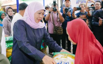 Gubernur Khofifah Gelar Pasar Murah di Pasuruan, Perkuat Pengendalian Inflasi dan Dongkrak UMKM