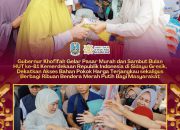 Gubernur Khofifah Bagikan Ribuan Bendera Merah Putih di Gresik, Ajak Warga Semarakkan HUT Ke-81 RI