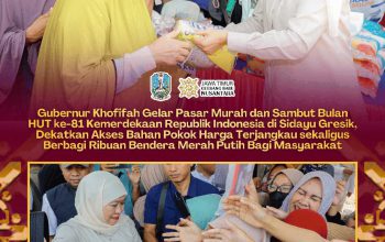 Gubernur Khofifah Bagikan Ribuan Bendera Merah Putih di Gresik, Ajak Warga Semarakkan HUT Ke-81 RI
