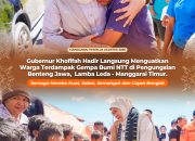 Gubernur Khofifah Bermain Ular Tangga Bersama Anak-Anak Pengungsi Gempa Manggarai Timur