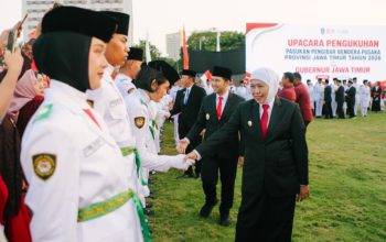 Gubernur Khofifah Kukuhkan 76 Paskibraka Jatim, Tegaskan Amanah Jaga Semangat NKRI