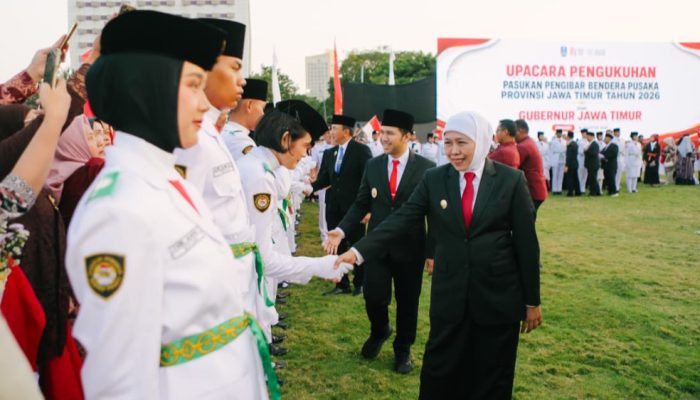Gubernur Khofifah Kukuhkan 76 Paskibraka Jatim, Tegaskan Amanah Jaga Semangat NKRI