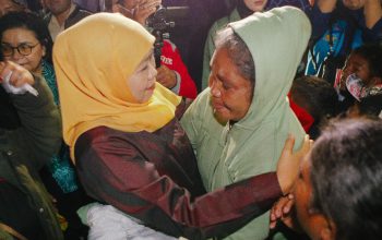 Gubernur Khofifah Bawa 65,7 Ton Bantuan untuk Korban Gempa Flores, Tambah 5 Ton Beras ke Desa Ranaka