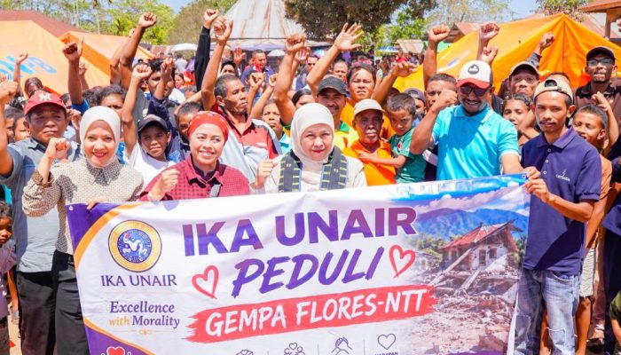 Gubernur Khofifah Pastikan Bantuan IKA UNAIR Peduli Gempa Flores NTT Tepat Sasaran