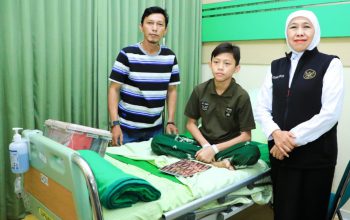 Gubernur Khofifah Jenguk Santri Korban Dugaan Keracunan MBG di Sidoarjo, 24 Pasien Boleh Pulang