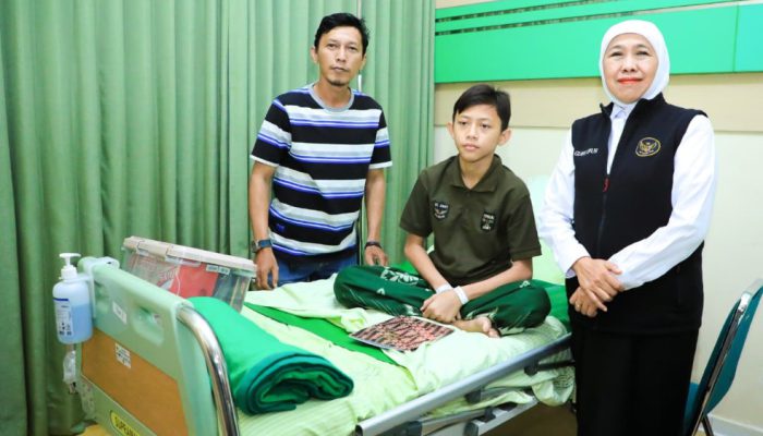 Gubernur Khofifah Jenguk Santri Korban Dugaan Keracunan MBG di Sidoarjo, 24 Pasien Boleh Pulang