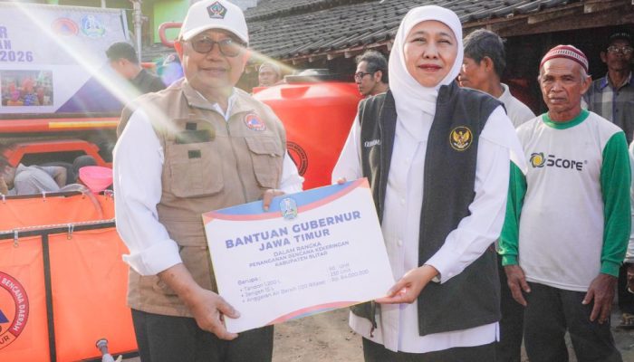 Gubernur Khofifah Salurkan 120 Rit Air Bersih untuk 98.946 Warga Terdampak Kekeringan di Blitar