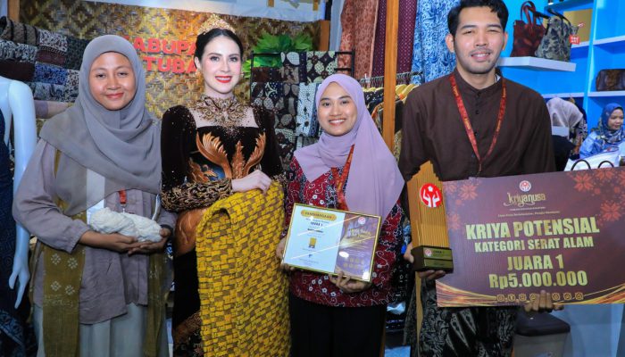 Padukan Kemegahan Majapahit dan Gaya Modern, Arumi Bachsin Kenalkan Wastra Jatim di Kriyanusa 2026
