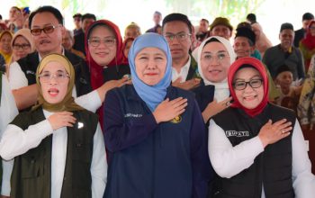 Gubernur Khofifah Salurkan Bansos Rp9,87 Miliar untuk Warga Magetan, Dorong Kemandirian Ekonomi
