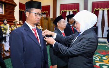 Gubernur Khofifah Sematkan Satyalancana Karya Satya kepada 469 ASN Pemprov Jatim, Apresiasi Pengabdian hingga 30 Tahun
