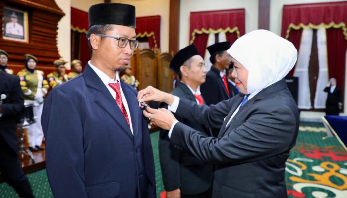 Gubernur Khofifah Sematkan Satyalancana Karya Satya kepada 469 ASN Pemprov Jatim, Apresiasi Pengabdian hingga 30 Tahun