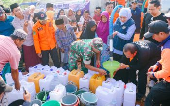 Khofifah Salurkan Bantuan Air Bersih ke Sumenep, Pemprov Jatim Siapkan Opsi Sumur Bor pada 2027