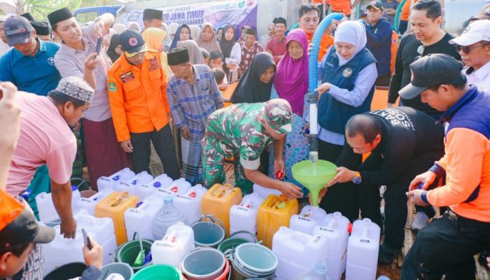 Khofifah Salurkan Bantuan Air Bersih ke Sumenep, Pemprov Jatim Siapkan Opsi Sumur Bor pada 2027